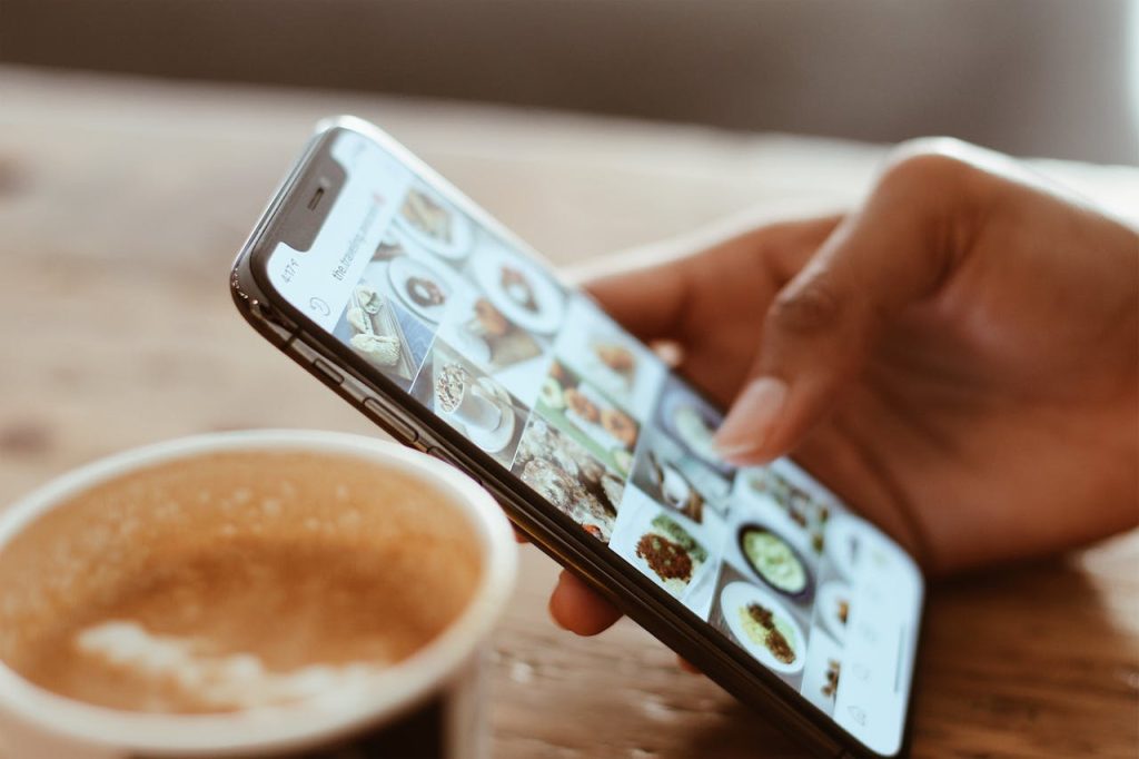 erdapat fenomena menarik yang mewarnai interaksi online Gen Z, yaitu second account.