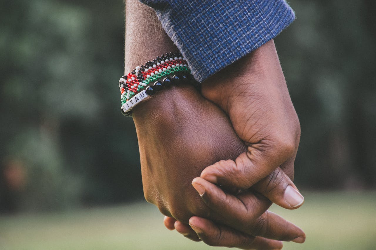Perbedaan FWB dan Open Relationship